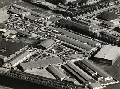 401055 Luchtfoto van het terrein van de Jaarbeurs tussen de Croeselaan en het Merwedekanaal te Utrecht, tijdens de ...